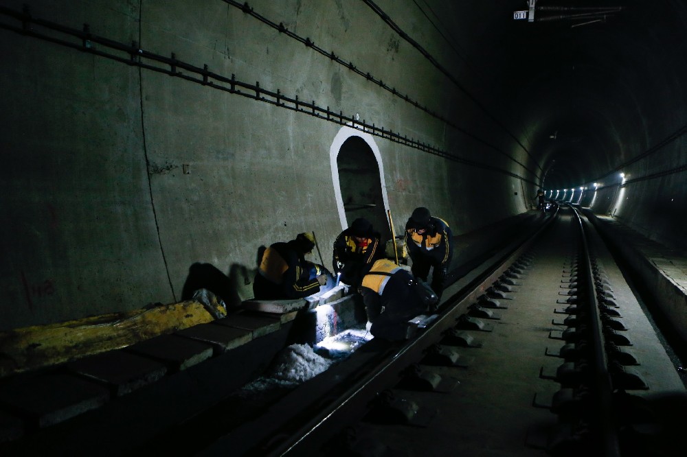 房县铁路运营隧道病害现状